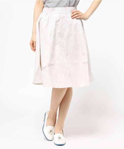 earth music&ecology（アースミュージックアンドエコロジー）の「迷彩柄タックスカート（スカート・レディース・ライトグレー/オリーブ/オフホワイト・FREE）」の2枚目の写真