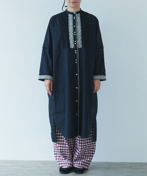 yuni（ユニ ）の「○刺繍タック シャツワンピース（シャツ