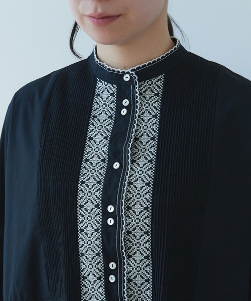 yuni（ユニ ）の「○刺繍タック シャツワンピース（シャツ