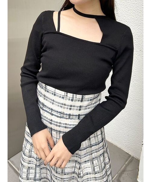 MERCURYDUO(マーキュリーデュオ)の「アシンメトリーカットアウトチョーカーストラップニット(ニット/セーター・レディース・オフホワイト/ブラック/ラベンダー・FREE)」の3枚目の写真