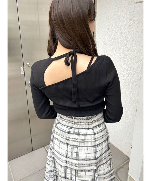 MERCURYDUO(マーキュリーデュオ)の「アシンメトリーカットアウトチョーカーストラップニット(ニット/セーター・レディース・オフホワイト/ブラック/ラベンダー・FREE)」の12枚目の写真