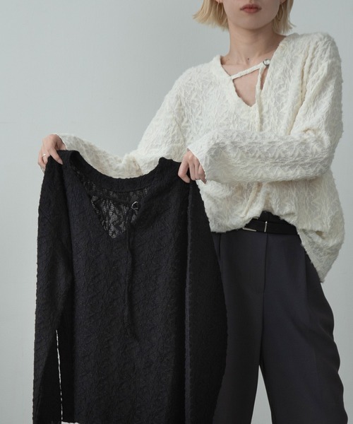 Amiur（エミレ）の「nuance sheer v neck tops / ニュアンスシアーvネックトップス（Tシャツ/カットソー・レディース・アイボリー/ブラック・FREE）」の5枚目の写真