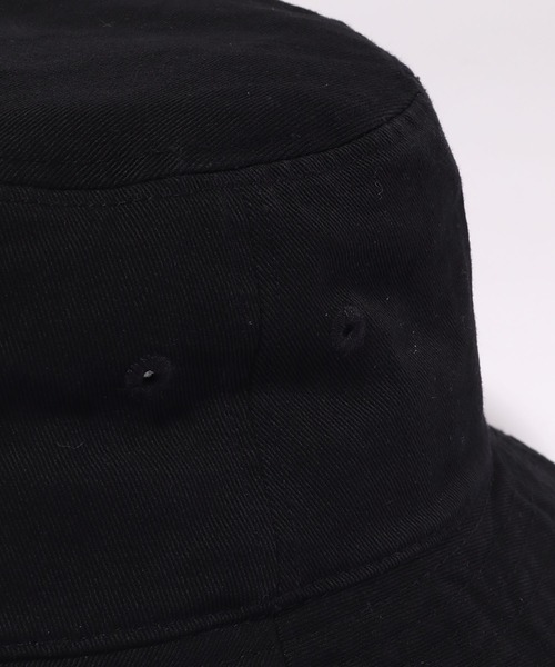 Guess（ゲス）の「【GUESS/ゲス】コットンツイル ワンポイントバケットハット（ハット・メンズ・ホワイト/ベージュ/ブラック・FREE）」の4枚目の写真