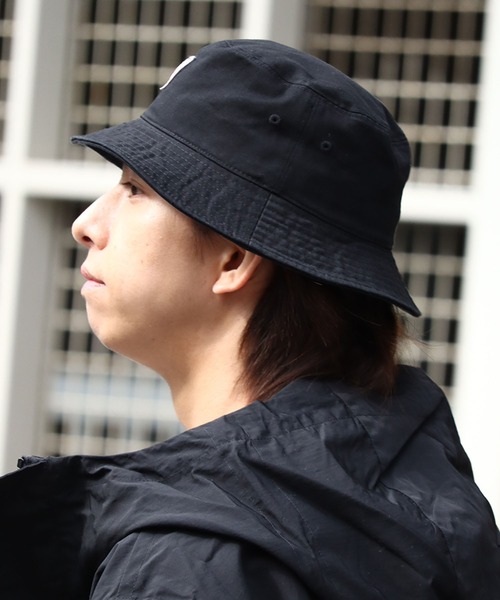 Guess（ゲス）の「【GUESS/ゲス】コットンツイル ワンポイントバケットハット（ハット・メンズ・ホワイト/ベージュ/ブラック・FREE）」の14枚目の写真