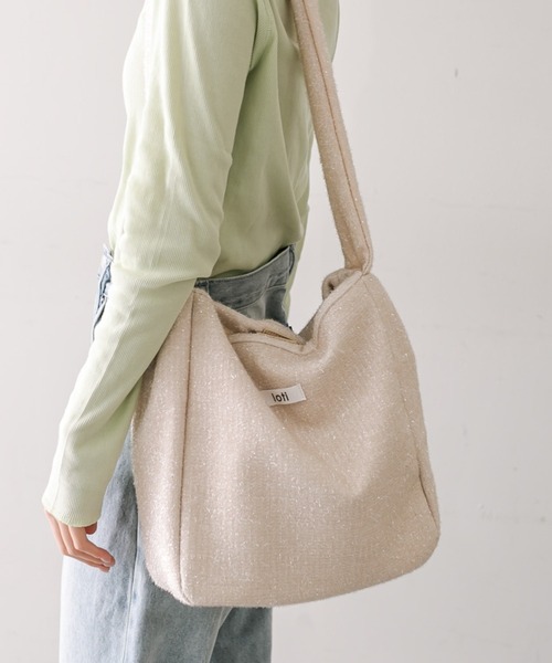 loti（ロティ）の「【3色展開】loti ロゴラメトートバッグ（トートバッグ・レディース・アイボリー/ブラック/シルバー・ONE SIZE）」の2枚目の写真