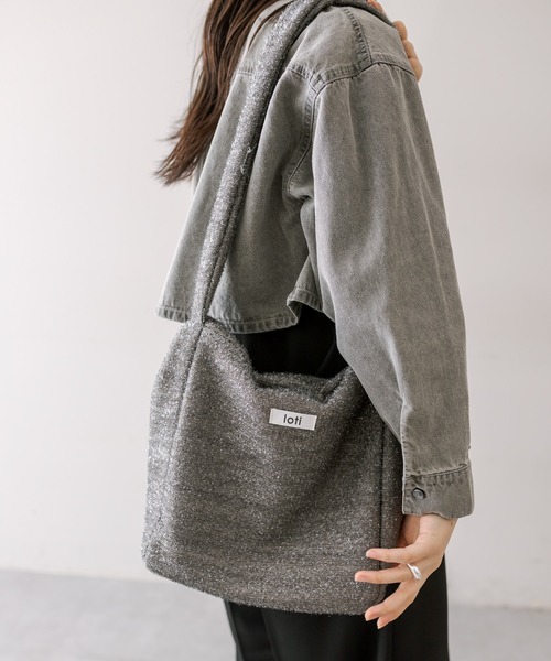 loti（ロティ）の「【3色展開】loti ロゴラメトートバッグ（トートバッグ・レディース・アイボリー/ブラック/シルバー・ONE SIZE）」の4枚目の写真
