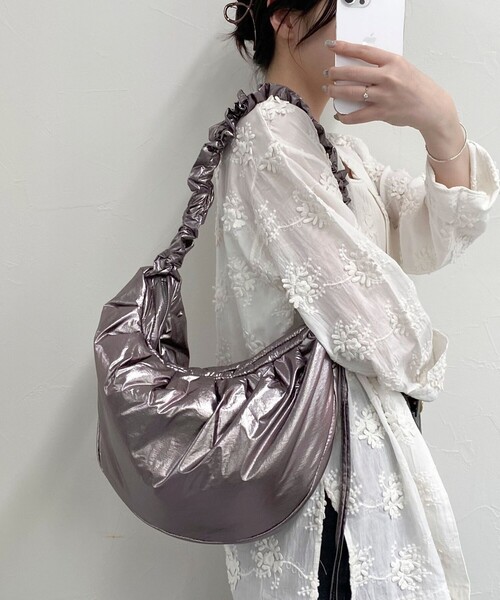 fredy emue(フレディエミュ)の「ソフトパテッドシャーリングショルダーバッグ(ショルダーバッグ・レディース・ブロンズ/ホワイト系その他2/ブラック・FREE)」の3枚目の写真