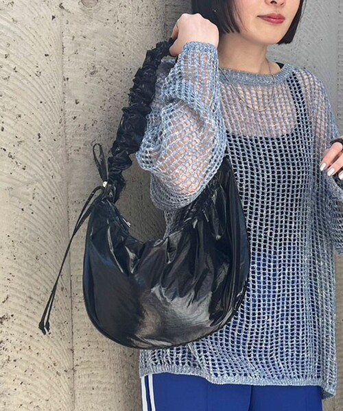 fredy emue(フレディエミュ)の「ソフトパテッドシャーリングショルダーバッグ(ショルダーバッグ・レディース・ブロンズ/ホワイト系その他2/ブラック・FREE)」の1枚目の写真