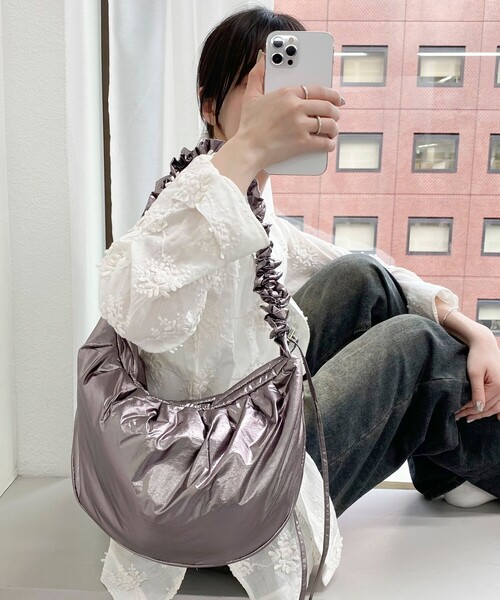 fredy emue(フレディエミュ)の「ソフトパテッドシャーリングショルダーバッグ(ショルダーバッグ・レディース・ブロンズ/ホワイト系その他2/ブラック・FREE)」の4枚目の写真