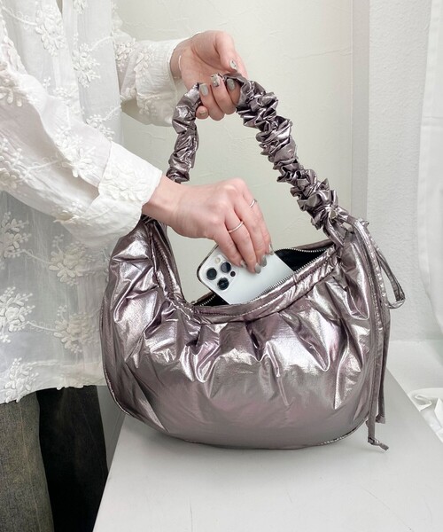 fredy emue(フレディエミュ)の「ソフトパテッドシャーリングショルダーバッグ(ショルダーバッグ・レディース・ブロンズ/ホワイト系その他2/ブラック・FREE)」の5枚目の写真