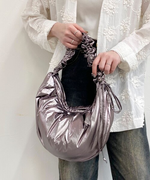 fredy emue(フレディエミュ)の「ソフトパテッドシャーリングショルダーバッグ(ショルダーバッグ・レディース・ブロンズ/ホワイト系その他2/ブラック・FREE)」の6枚目の写真