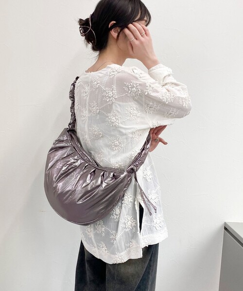 fredy emue(フレディエミュ)の「ソフトパテッドシャーリングショルダーバッグ(ショルダーバッグ・レディース・ブロンズ/ホワイト系その他2/ブラック・FREE)」の7枚目の写真