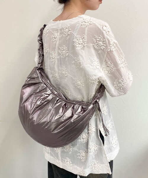 fredy emue(フレディエミュ)の「ソフトパテッドシャーリングショルダーバッグ(ショルダーバッグ・レディース・ブロンズ/ホワイト系その他2/ブラック・FREE)」の8枚目の写真