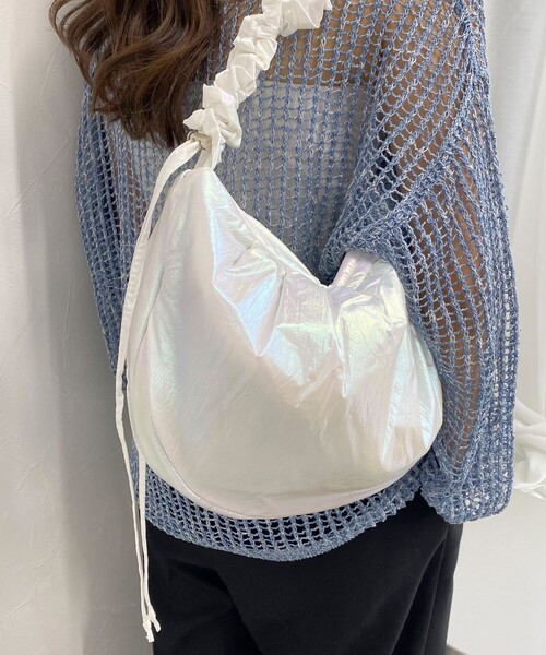 fredy emue(フレディエミュ)の「ソフトパテッドシャーリングショルダーバッグ(ショルダーバッグ・レディース・ブロンズ/ホワイト系その他2/ブラック・FREE)」の11枚目の写真