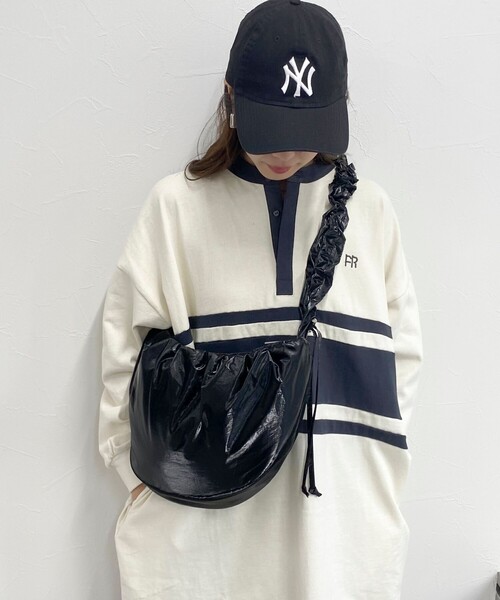 fredy emue(フレディエミュ)の「ソフトパテッドシャーリングショルダーバッグ(ショルダーバッグ・レディース・ブロンズ/ホワイト系その他2/ブラック・FREE)」の20枚目の写真