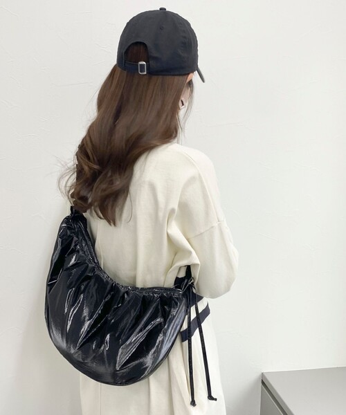 fredy emue(フレディエミュ)の「ソフトパテッドシャーリングショルダーバッグ(ショルダーバッグ・レディース・ブロンズ/ホワイト系その他2/ブラック・FREE)」の22枚目の写真