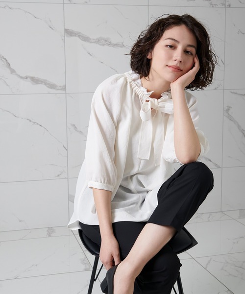 GLACIER lusso（グラシアルッソ）の「６分袖フリルネックブラウス（シャツ/ブラウス・レディース・アイボリー/ライトブルー/チャコールグレー/ベージュ・S/M/L/LL）」の5枚目の写真