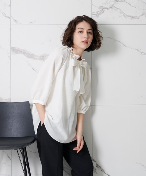 GLACIER lusso（グラシアルッソ）の「６分袖フリルネックブラウス（シャツ/ブラウス・レディース・アイボリー/ライトブルー/チャコールグレー/ベージュ・S/M/L/LL）」の6枚目の写真