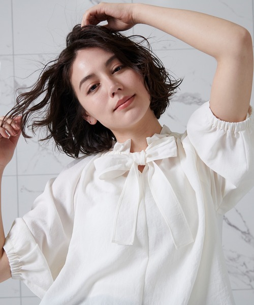 GLACIER lusso（グラシアルッソ）の「６分袖フリルネックブラウス（シャツ/ブラウス・レディース・アイボリー/ライトブルー/チャコールグレー/ベージュ・S/M/L/LL）」の9枚目の写真