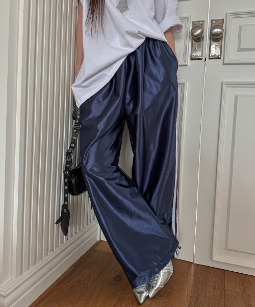 Vipoa（ヴィポア）の「サイドラインルーズトラックパンツ（その他パンツ・レディース・ネイビー/シルバー・FREE）」の8枚目の写真