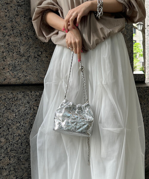 DouDou（ドゥドゥ）の「【WEB限定】ギャザーメタリックキルト（ショルダーバッグ・レディース・ブラック/シルバー/シルバー系その他・FREE）」の3枚目の写真