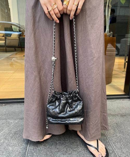 DouDou（ドゥドゥ）の「【WEB限定】ギャザーメタリックキルト（ショルダーバッグ・レディース・ブラック/シルバー/シルバー系その他・FREE）」の2枚目の写真