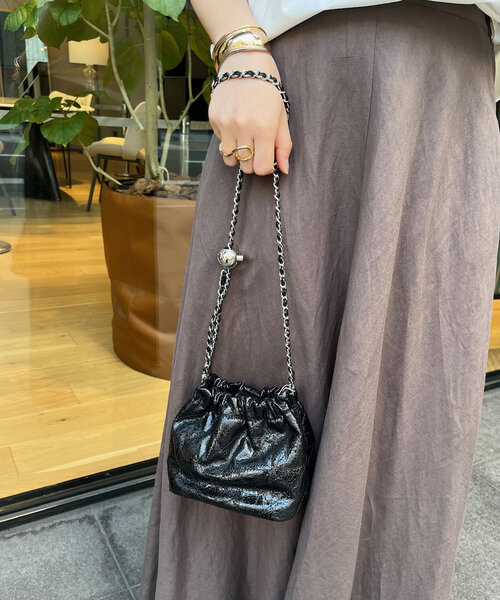 DouDou（ドゥドゥ）の「【WEB限定】ギャザーメタリックキルト（ショルダーバッグ・レディース・ブラック/シルバー/シルバー系その他・FREE）」の6枚目の写真