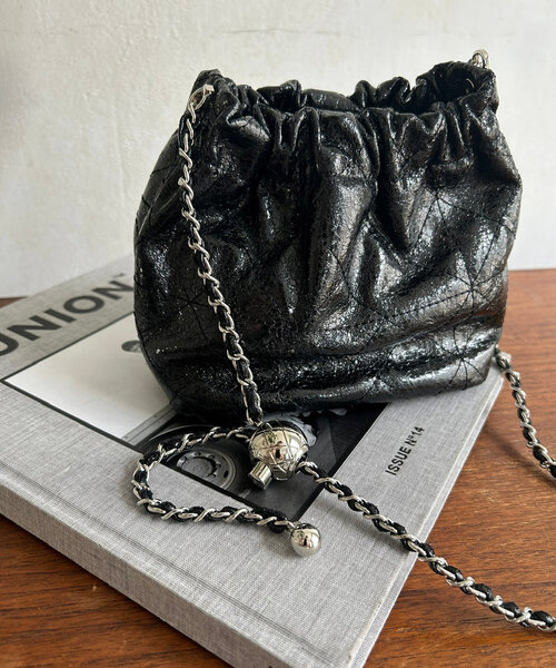 DouDou（ドゥドゥ）の「【WEB限定】ギャザーメタリックキルト（ショルダーバッグ・レディース・ブラック/シルバー/シルバー系その他・FREE）」の7枚目の写真