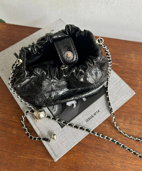 DouDou（ドゥドゥ）の「【WEB限定】ギャザーメタリックキルト（ショルダーバッグ・レディース・ブラック/シルバー/シルバー系その他・FREE）」の9枚目の写真