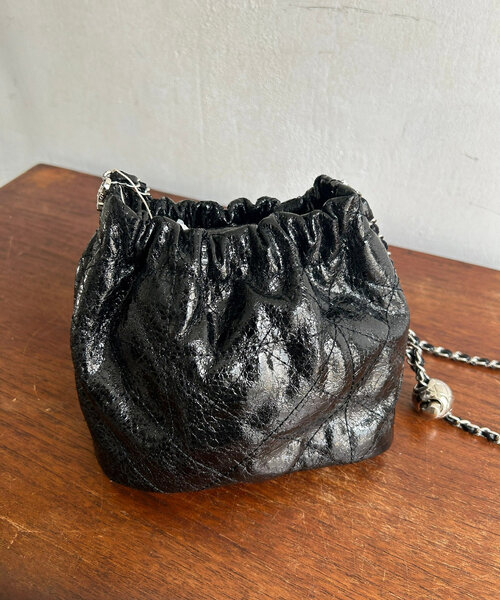 DouDou（ドゥドゥ）の「【WEB限定】ギャザーメタリックキルト（ショルダーバッグ・レディース・ブラック/シルバー/シルバー系その他・FREE）」の13枚目の写真