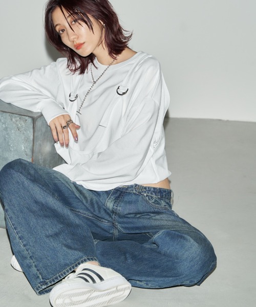 Auntie Rosa Holiday(アンティローザホリデー)の「フィンガーホールサスペンダーレイヤードロンTEE(Tシャツ/カットソー・レディース・オフホワイト/チャコールグレー・FREE)」の4枚目の写真