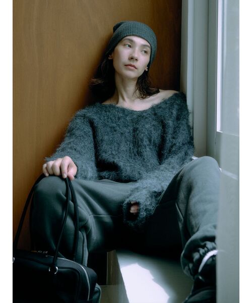 Ungrid(アングリッド)の「Vネックカラーショート起毛ニット(ニット/セーター・レディース・アイボリー/チャコールグレー/パープル・FREE)」の5枚目の写真