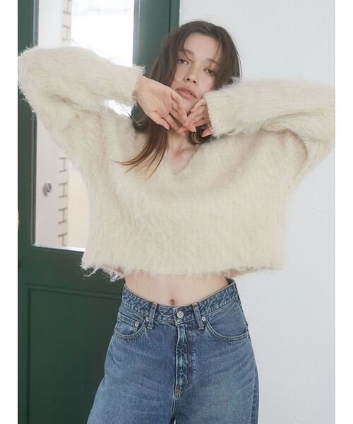 Ungrid(アングリッド)の「Vネックカラーショート起毛ニット(ニット/セーター・レディース・アイボリー/チャコールグレー/パープル・FREE)」の8枚目の写真