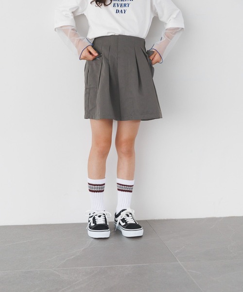 BAYFLOW（ベイフロー）の「[フラップポケット] カーゴスカート(KIDS)（スカート・キッズ・チャコール/カーキ・120cm/130cm/110cm/150cm/140cm）」の2枚目の写真