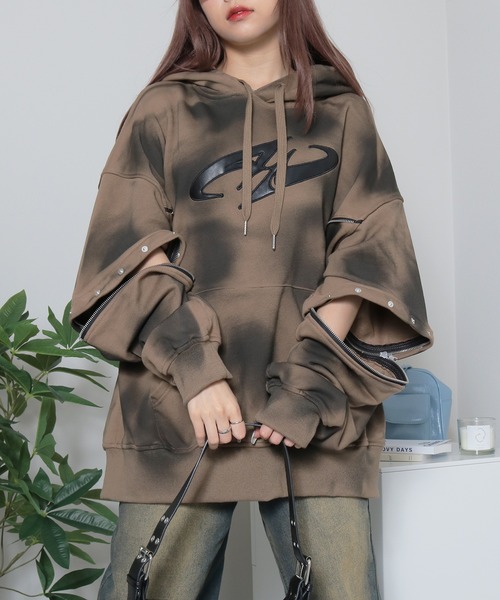 sevens（セブンズ）の「【sevens】袖脱着ロゴスプレーパーカー（パーカー・レディース・ブラック/レッド/ベージュ・L）」の8枚目の写真