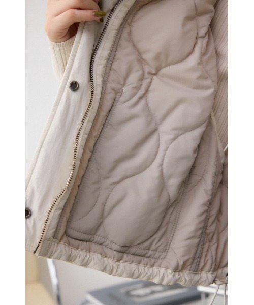AZUL by moussy(アズールバイマウジー)の「キルティングコンパクトベスト(ダウンベスト・レディース・チャコールグレー/ブラック/アイボリー・FREE)」の13枚目の写真