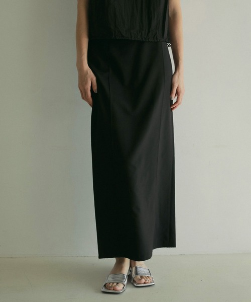 anuke（アンヌーク）の「Satin Pencil Skirt（スカート・レディース・ベージュ/ブラック・36inch/38inch）」の2枚目の写真