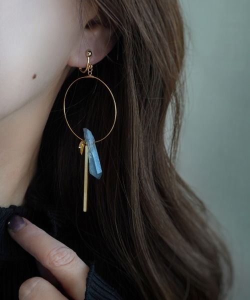 CERCA(チェルカ)の「MILIA/Jewelry ice フープイヤリング(イヤリング・レディース・ゴールド/ブルー・FREE)」の2枚目の写真