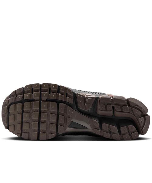 NIKE(ナイキ)の「ナイキ ズーム ボメロ 5 メンズシューズ / Nike Zoom Vomero 5 Men's Shoes HF5493-201 Cave Stone(スニーカー・メンズ・グレー系その他2・24/24.5/25/25.5/26/26.5/27/27.5/28/28.5/29/29.5/30)」の5枚目の写真