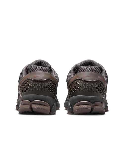 NIKE(ナイキ)の「ナイキ ズーム ボメロ 5 メンズシューズ / Nike Zoom Vomero 5 Men's Shoes HF5493-201 Cave Stone(スニーカー・メンズ・グレー系その他2・24/24.5/25/25.5/26/26.5/27/27.5/28/28.5/29/29.5/30)」の9枚目の写真