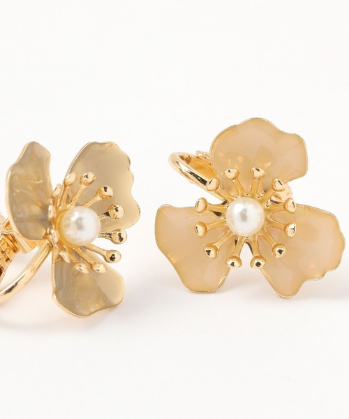 GLOBAL WORK(グローバルワーク)の「メタルカラーフラワーイヤリング/321121(イヤリング・レディース・グレー/ベージュ・ONE SIZE)」の5枚目の写真