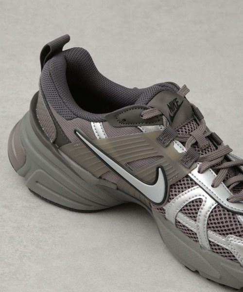 NIKE(ナイキ)の「NIKE/NIKE V2K RUN(スニーカー・メンズ・グレー・26/27/28)」の11枚目の写真