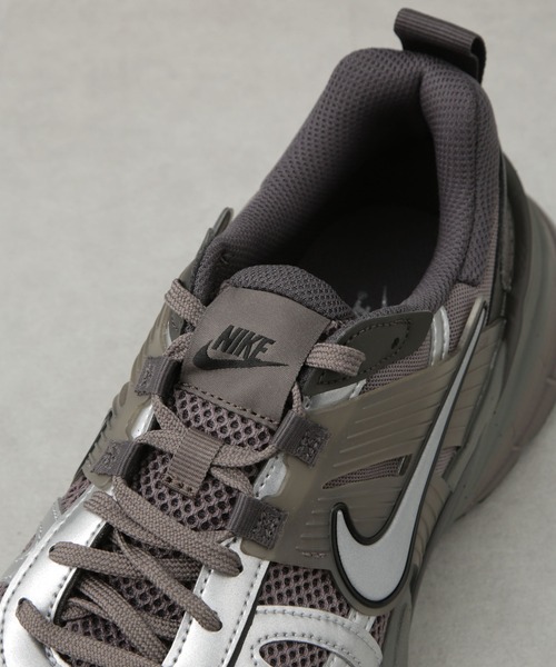 NIKE(ナイキ)の「NIKE/NIKE V2K RUN(スニーカー・メンズ・グレー・26/27/28)」の2枚目の写真