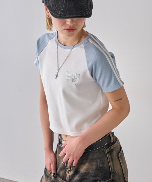 WHO'S WHO gallery(フーズフーギャラリー)の「【WEB限定】ラインストーンラグランバタフライ半袖(Tシャツ/カットソー・レディース・チャコールグレー/ブラック/サックスブルー/マスタード/ブラウン・FREE)」の5枚目の写真