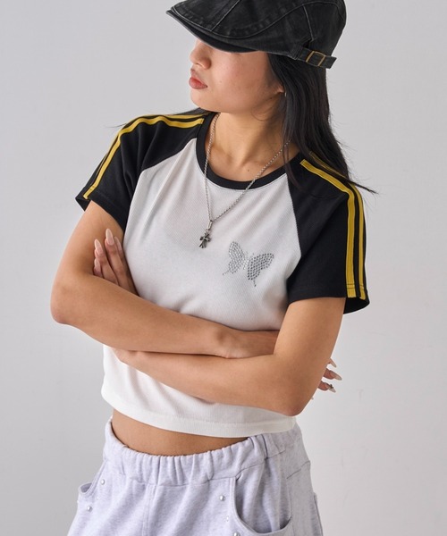 WHO'S WHO gallery(フーズフーギャラリー)の「【WEB限定】ラインストーンラグランバタフライ半袖(Tシャツ/カットソー・レディース・チャコールグレー/ブラック/サックスブルー/マスタード/ブラウン・FREE)」の2枚目の写真