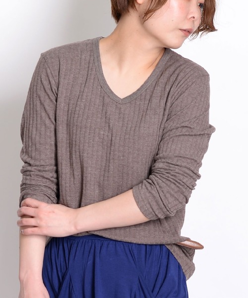 MARAI(マーライ)の「Vネック 長袖 カットソー Tシャツ 無地 ロングスリーブ(Tシャツ/カットソー・レディース・ワイン/ブラウン系/ネイビー系/チャコール/ブルー/グリーン/ホワイト/グレー/レッド/ネイビー/アクア/ピンク/ブラック・MEDIUM/X-LARGE/LARGE)」の5枚目の写真