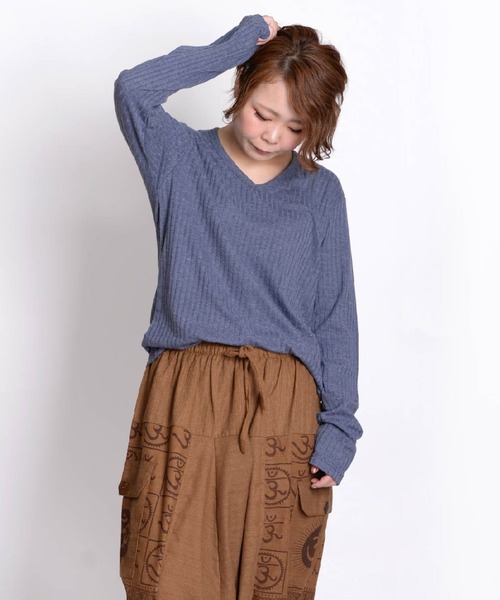 MARAI(マーライ)の「Vネック 長袖 カットソー Tシャツ 無地 ロングスリーブ(Tシャツ/カットソー・レディース・ワイン/ブラウン系/ネイビー系/チャコール/ブルー/グリーン/ホワイト/グレー/レッド/ネイビー/アクア/ピンク/ブラック・MEDIUM/X-LARGE/LARGE)」の10枚目の写真