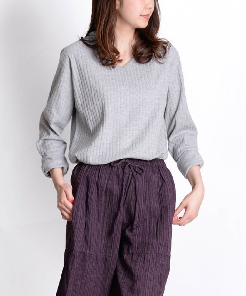 MARAI(マーライ)の「Vネック 長袖 カットソー Tシャツ 無地 ロングスリーブ(Tシャツ/カットソー・レディース・ワイン/ブラウン系/ネイビー系/チャコール/ブルー/グリーン/ホワイト/グレー/レッド/ネイビー/アクア/ピンク/ブラック・MEDIUM/X-LARGE/LARGE)」の3枚目の写真