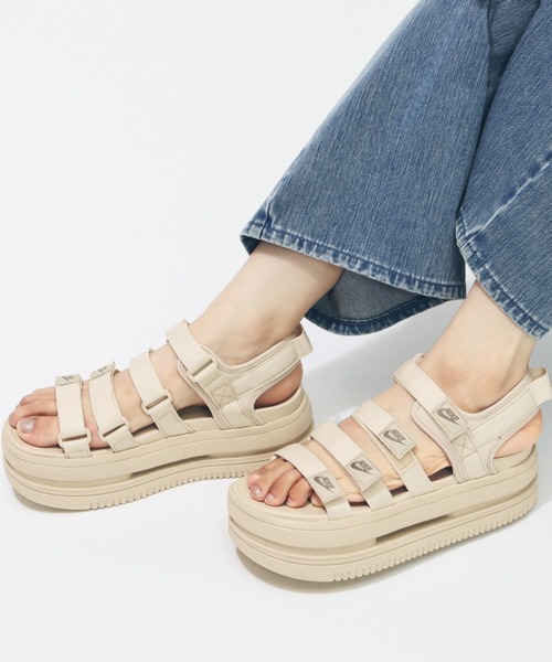 NIKE(ナイキ)の「ナイキ NIKE ナイキ アイコン クラシック サンダル(サンダル・レディース・ベージュ・23.0cm/24.0cm/25.0cm/26.0cm)」の1枚目の写真