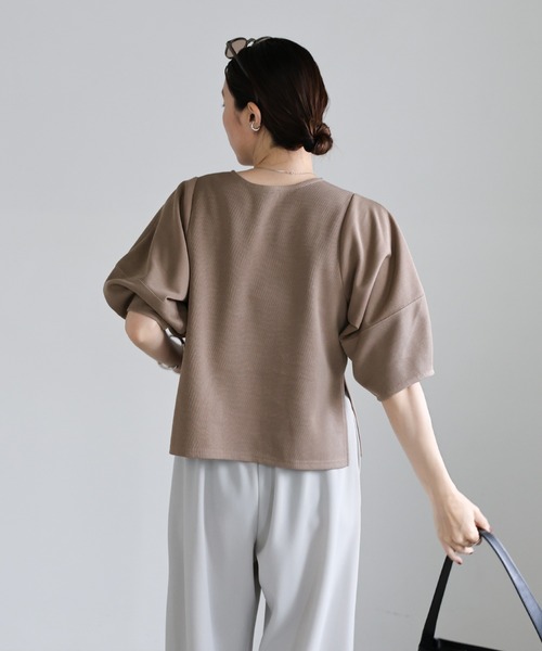 select MOCA(セレクトモカ)の「フロントカーブラインランタンスリーブカーディガン(カーディガン/ボレロ・レディース・オフホワイト/ブラック/グレイッシュベージュ・FREE)」の13枚目の写真